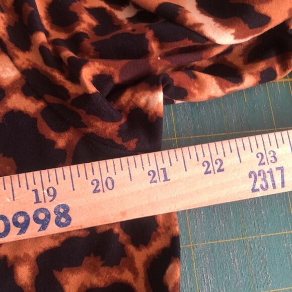 Monroe & Main Women's Pullover Top Leopard Cheetah V-Neck Sz 1X Flare Tunic - Picture 4 of 5